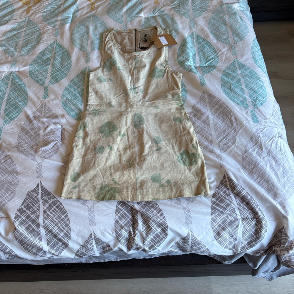 Chic Floral Mini Dress in Cream and Green